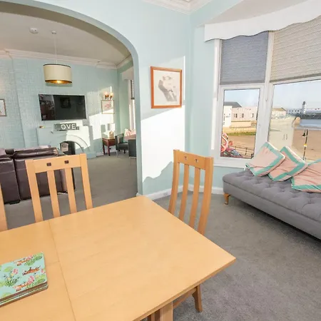 Flamingo Bay - Huge With Stunning Views - On The Beach! * סקארבורו