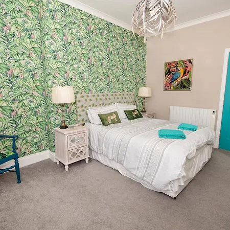 Flamingo Bay - Huge With Stunning Views - On The Beach! * Scarborough