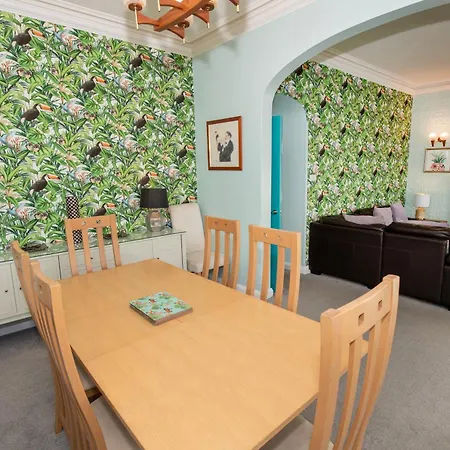 Apartment Flamingo Bay - Huge With Stunning Views - On The Beach! Scarborough