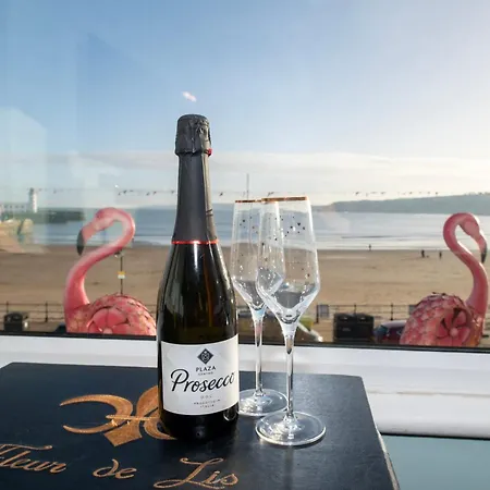 Apartment Flamingo Bay - Huge With Stunning Views - On The Beach! Scarborough