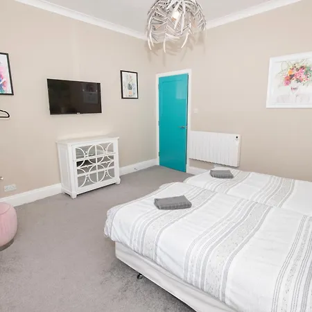 Flamingo Bay - Huge With Stunning Views - On The Beach! Apartment Scarborough