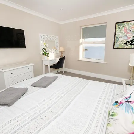 Flamingo Bay - Huge With Stunning Views - On The Beach! Scarborough