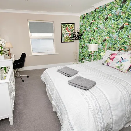 Flamingo Bay - Huge With Stunning Views - On The Beach! Apartment