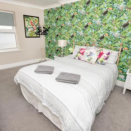 Flamingo Bay - Huge With Stunning Views - On The Beach! شقة سكرابورو